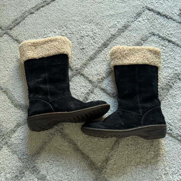 UGG AUSTRALIA KARYN CUFF SHEEPSKIN BOOT BLACK SUEDE WOOL WATER RESISTANT 9 - Picture 1 of 12